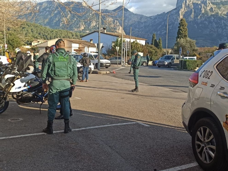 Agentes de la Guardia Civil en un control en la MA-10