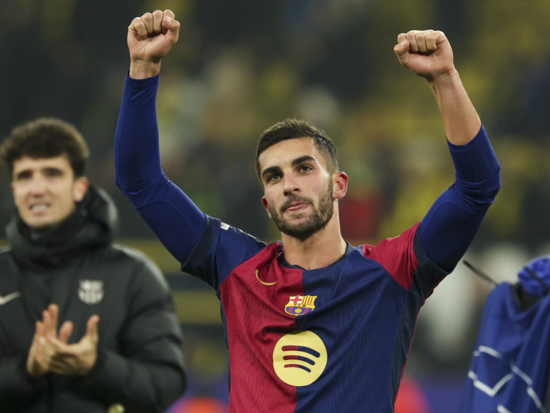 Ferran Torres celebra la victoria del Barcelona contra el Borussia Dortmund.