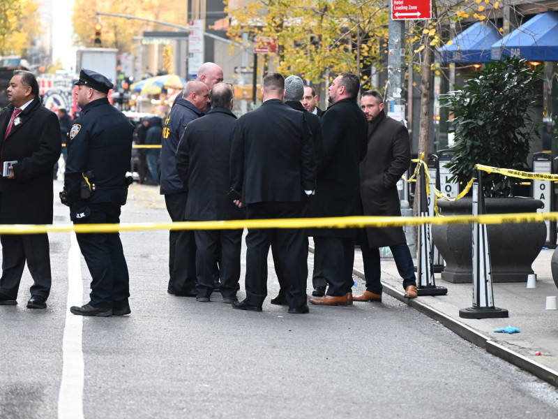 (Foto de ARCHIVO)04 December 2024, US, Manhattan: Police officers and investigators inspect the crime scene where United Healthcare CEO Brian Thompson was shot dead near a hotel on 54th street in Manhattan. Photo: Kyle Mazza/TheNEWS2 via ZUMA Press Wire/dpaKyle Mazza/TheNEWS2 via ZUMA Pre / DPA04/12/2024 ONLY FOR USE IN SPAIN