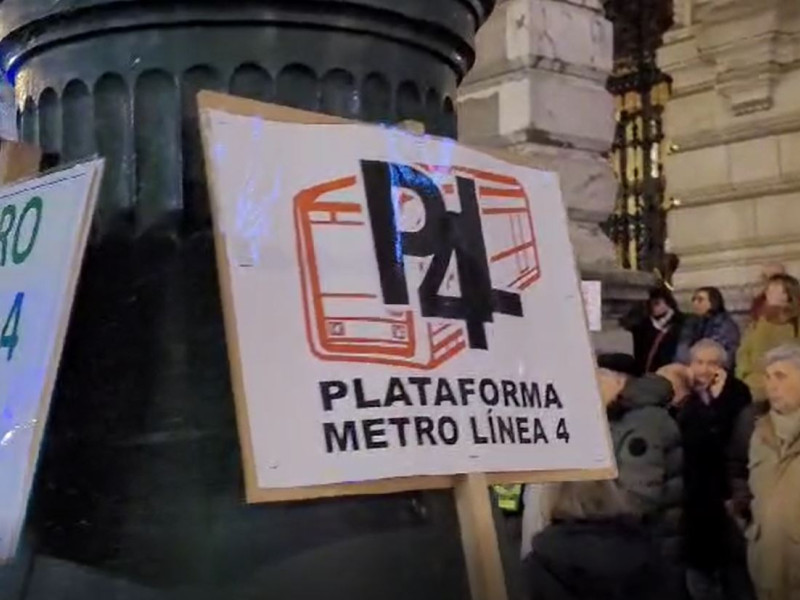 Protestas por la línea 4 del metro a las puertas de la diputación de Bizkaia