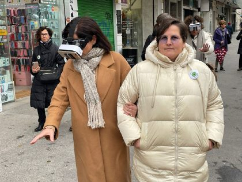 Beatriz Artolazabal, teniente de alcaldesa de Vitoria, experimenta la baja visión con unas gafas de realidad virtual