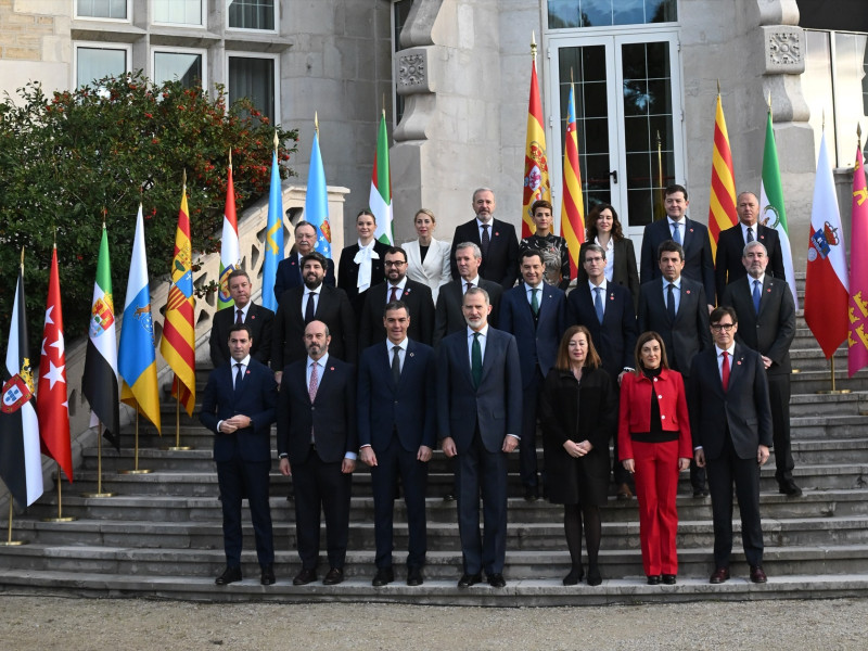 oEl presidente del Gobierno, Pedro Sánchez y el Rey, Felipe VI, en el centro de la imagen durante la foto de familia a su llegada a la XXVII Conferencia de Presidentes, en el Palacio de la Magdalena