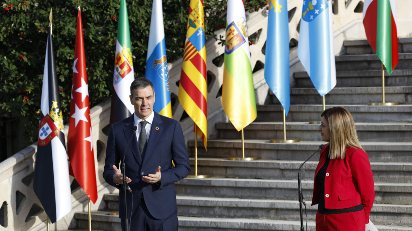 El presidente del Gobierno, Pedro Sánchez, durante una declaración institucional, junto a la presidenta de Cantabria, Mª José Sáenz de Buruaga