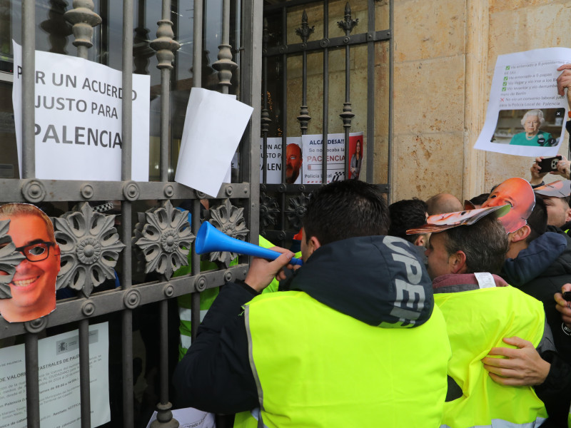 Protesta y desalojo de policías locales en el pleno del Ayuntamiento de Palencia