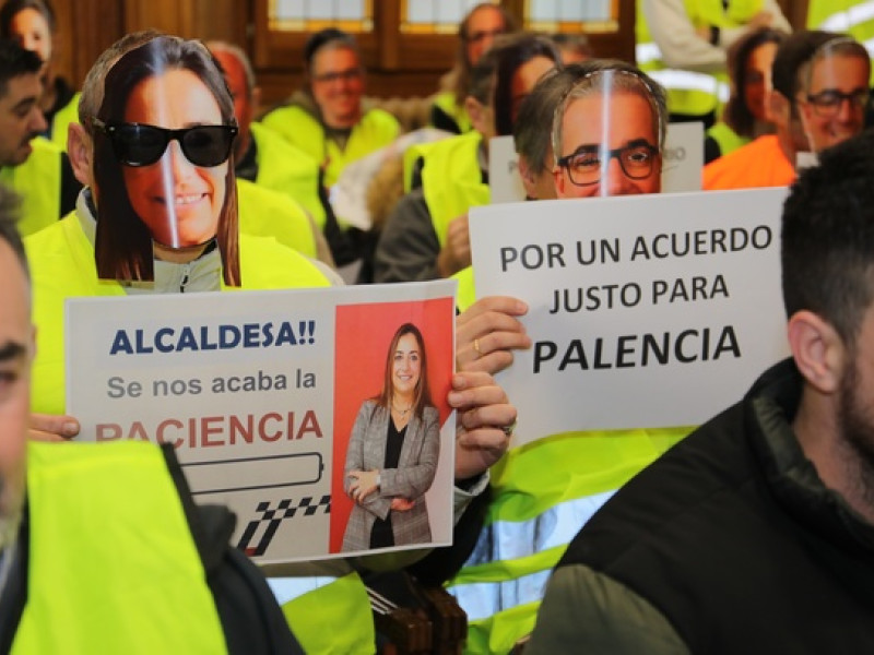 Protesta y desalojo de policías locales en el pleno del Ayuntamiento de Palencia