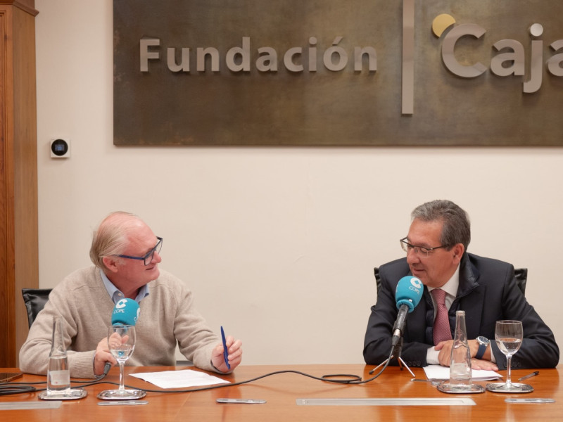 El Presidente de la Fundación Cajasol, Antonio Pulido y el Director de COPE Sevilla Joaquín López-Sáez en un momento de la entrevista