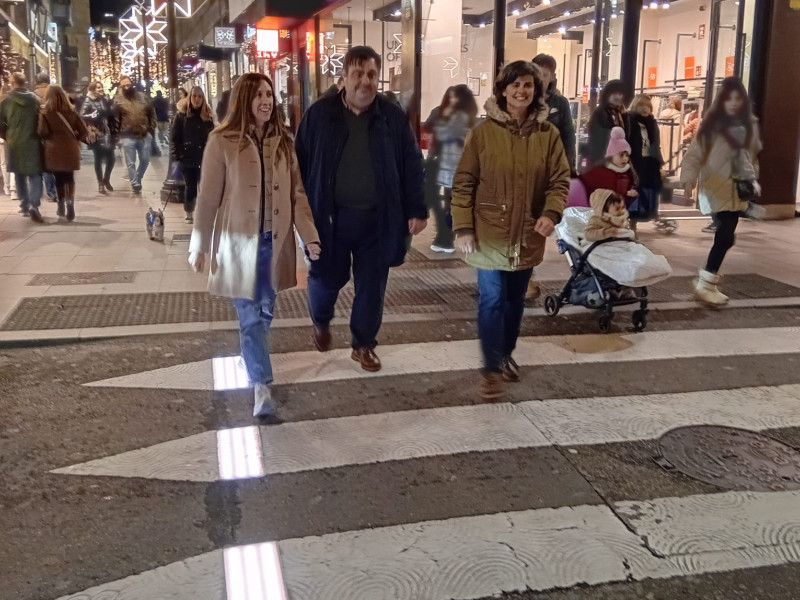 La vicealcaldesa, el concejal de Movilidad y la directora general de Innovación de Gijón cruzan el paso de peatones inteligente de la calle Los Moros