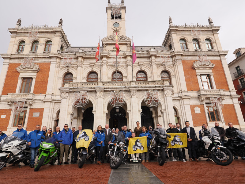 El domingo 12 de enero tendrá lugar la entrega de premios ‘Pingüinos de Oro 2025’ y ‘Concentración Pingüinos 2025’ y durante clausura se sortearán una moto y diferentes regalos entre todos los inscritos.Los ‘Pingüinos de Oro’ de la 42ª edición recaerán en la Campeona de España y del Mundo de Enduro, Mirella Badía, y en los voluntarios motoristas valencianos que han estado ayudando a los afectados por la DANA. Presentación de la edición número 42 de Pingüinos