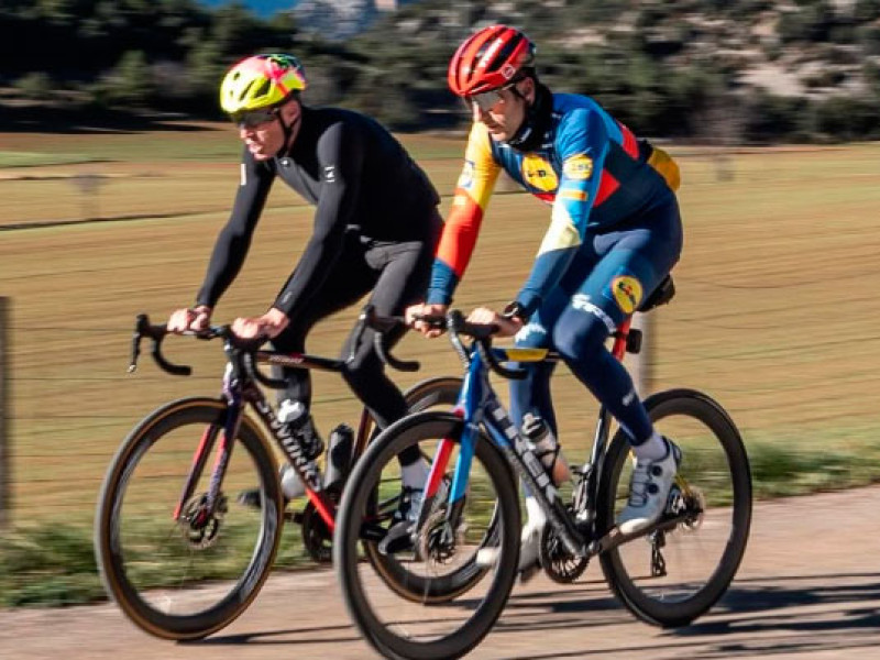 Aleix Espargaró, durante un entrenamiento en bicicleta.