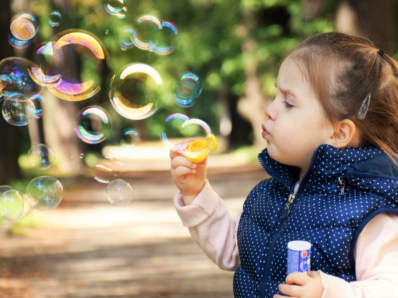 Niña haciendo pompas