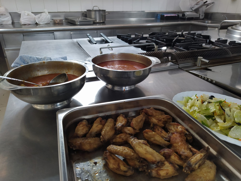 Comida caliente en los fogones de Cocina Económica de Logroño