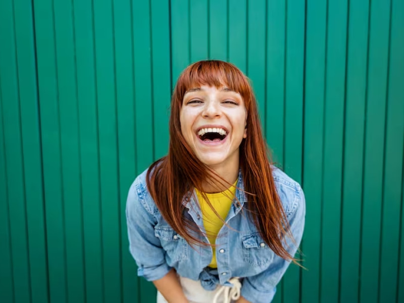 Foto de una mujer riendo