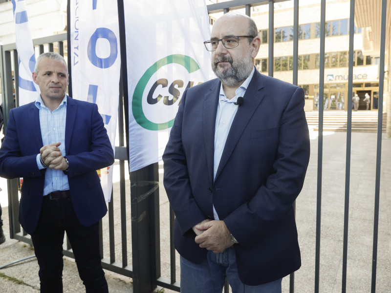 MADRID, 18/04/2022.- El presidente del CSIF, Miguel Borra (d) y el portavoz de Jupol, Pablo Pérez (i), durante la concentración que ambos sindicados han convocado frente a la Dirección General de MUFACE para protestar por los recortes sanitarios que han sufrido los cuadros médicos y centros sanitarios en las diferentes mutuas de funcionarios del Estado. EFE/ Emilio Naranjo