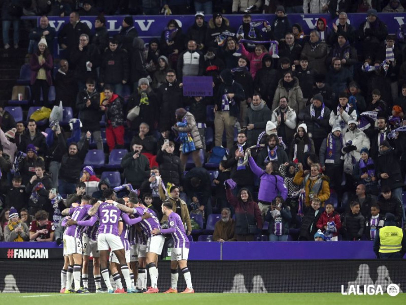 Los jugadores del Valladolid celebran el gol de Anuar ante el Valencia