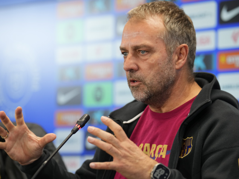 El entrenador del FC Barcelona, Hansi Flick, durante la rueda de prensa tras el entrenamiento en la Ciudad Deportiva Joan Gamper