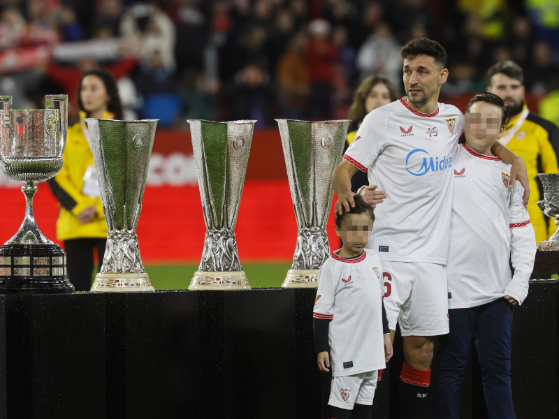 El jugador del Sevilla, Jesús Navas, durante el homenaje que ha recibido antes del inicio del encuentro ante el Celta