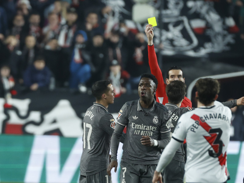 Vinicius vio la tarjeta amarilla por protestar durante el Rayo-Real Madrid