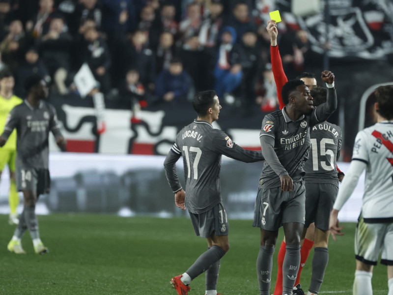 Martínez Munuera amonesta a Vinicius en el Rayo - Real Madrid.