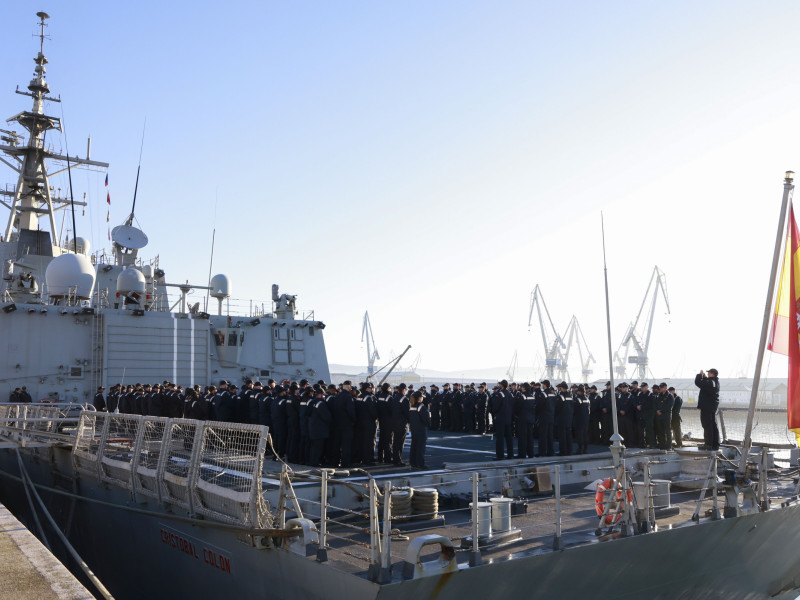 La dotación del barco militar minutos antes de desembarcar una vez atracado el buque