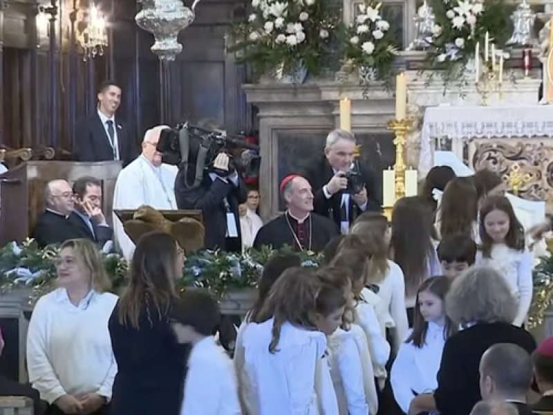 El Papa con los 'niños del coro' de Ajaccio