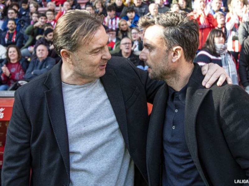 El entrenador del Sporting, Rubén Albés (d), con el del Racing de Ferrol, Cristóbal Parralo (i)