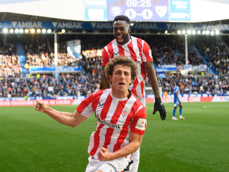 Unai Gómez e Iñaki Williams celebran el 0-1 del Athletic contra el Alavés.