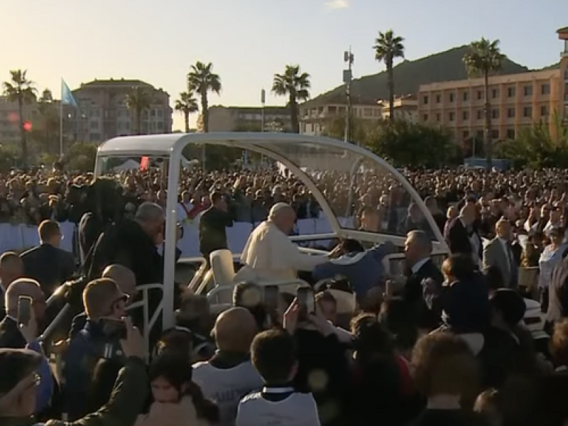 El Papa a su llegada a la plaza de Austerlitz