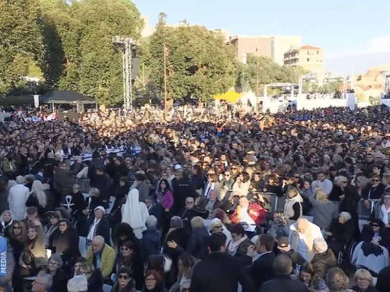 Miles de fieles esperan la misa con el Papa Francisco