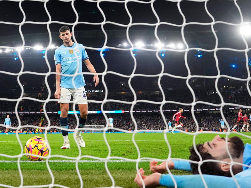 El Manchester City reacciona ante el gol de la victoria Diallo en el Etihad Stadium (1-2)