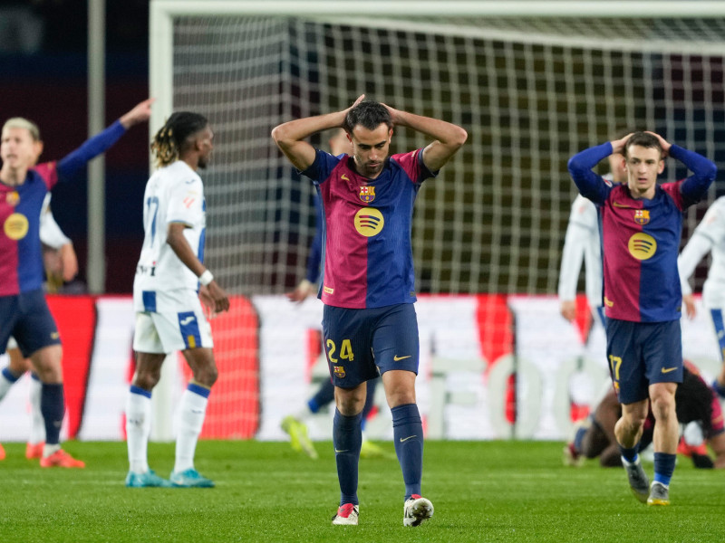 Eric García y Marc Casadó, sorprendidos por una de las ocasiones que el Barcelona falló ante el Leganés