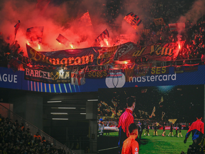 Hinchas del Barcelona encienden bengalas el miércoles en Dortmund.