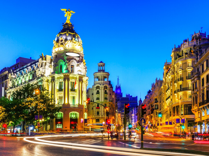 Madrid, España. Gran Vía, la principal calle comercial al anochecer