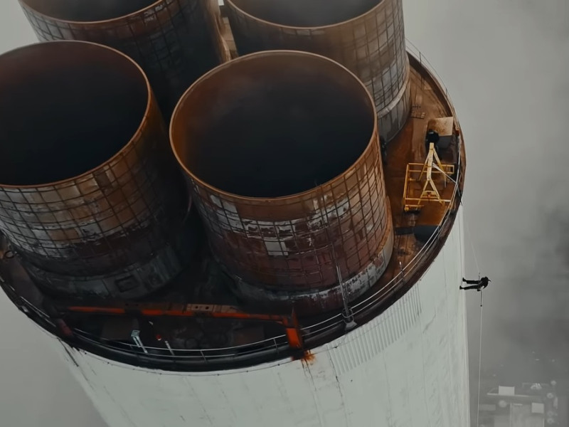 Uno de los jóvenes se descolgó desde la chimenea