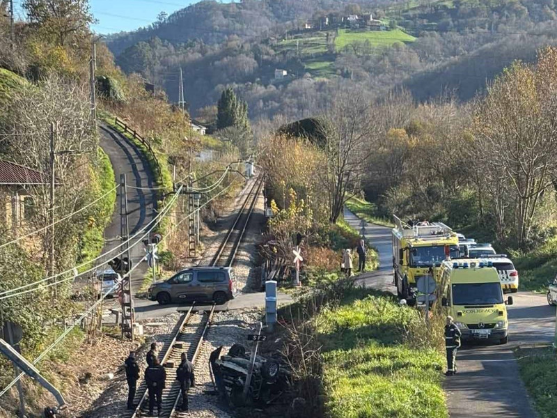 Vehículo siniestrado en El Ponticu