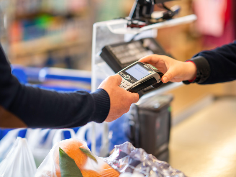 Joven pagando en un supermercado