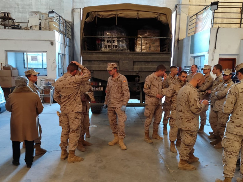 En Valencia el Ejército colabora en la descarga del camión de La Mariña Lucense