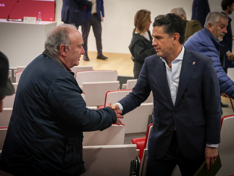 Irarragorri saludando en la Junta de Accionistas del Sporting