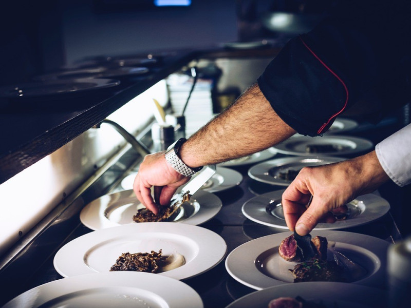 Cocineros preparando platos