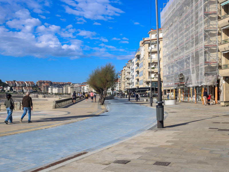 Vista del Paseo de la Praia del Silgar mientras la gente pasea durante la vida diaria en Sanxeno, el 02 de noviembre de 2024, en Sanxenxo, España