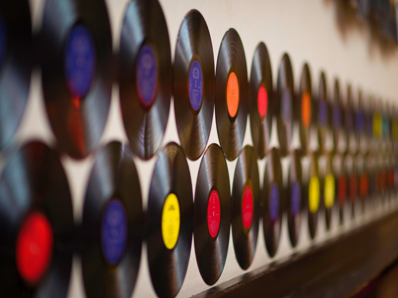 Discos de vinilo colgados en una pared en el pub Brewhouse de Cardiff