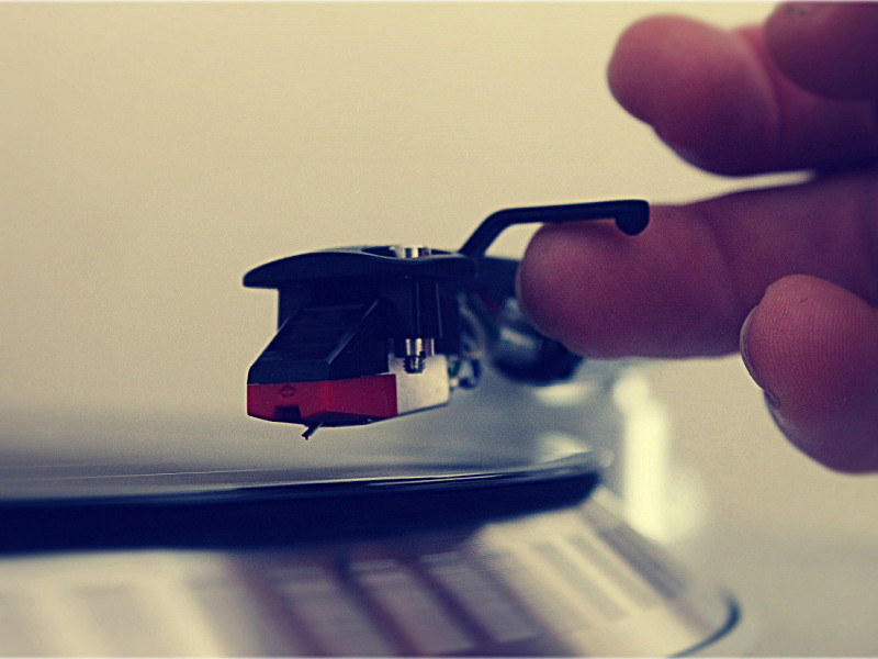 Hombre tocando un disco de vinilo