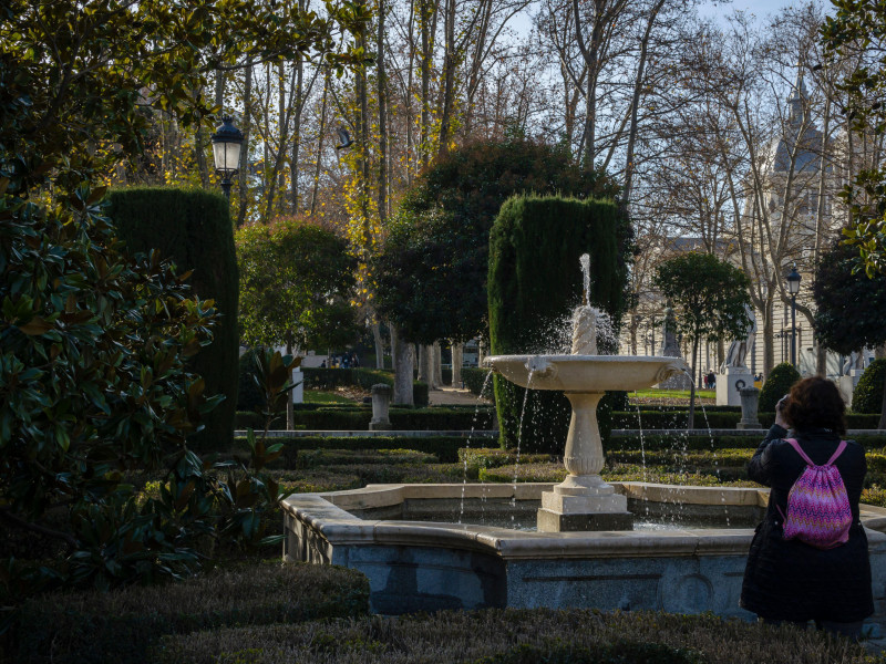 Vista de una fuente cercana al Palacio de Oriente, ciudad de Madrid, España