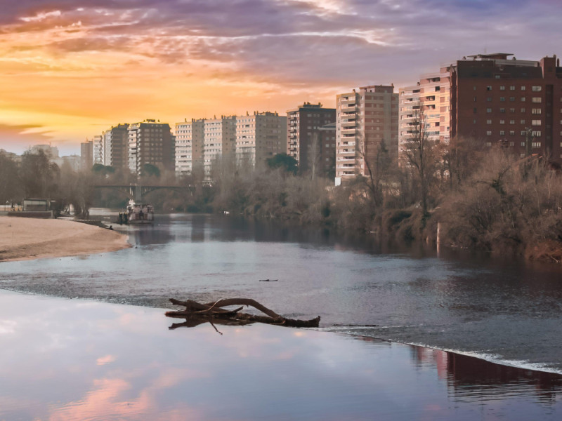 Una hermosa toma del río Pisuerga a su paso por la ciudad de Valladolid, España.