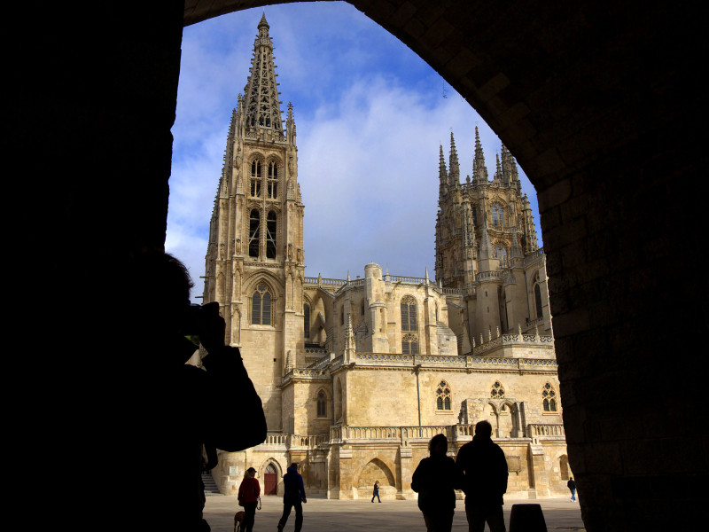 La Catedral de Santa María en Burgos, España, tomada desde debajo del arco de Santa María.