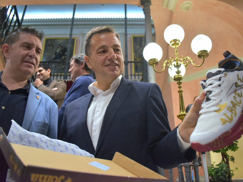 Cabañero entrega al alcalde la zapatilla de la provincia, las Joma TR8