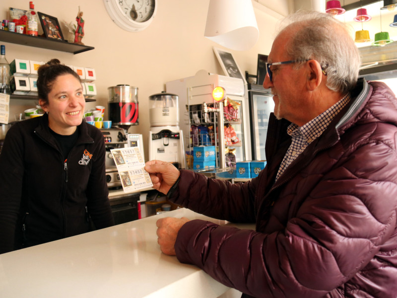 Vecino comprando el número al que se juega en el pueblo desde hace 122 años