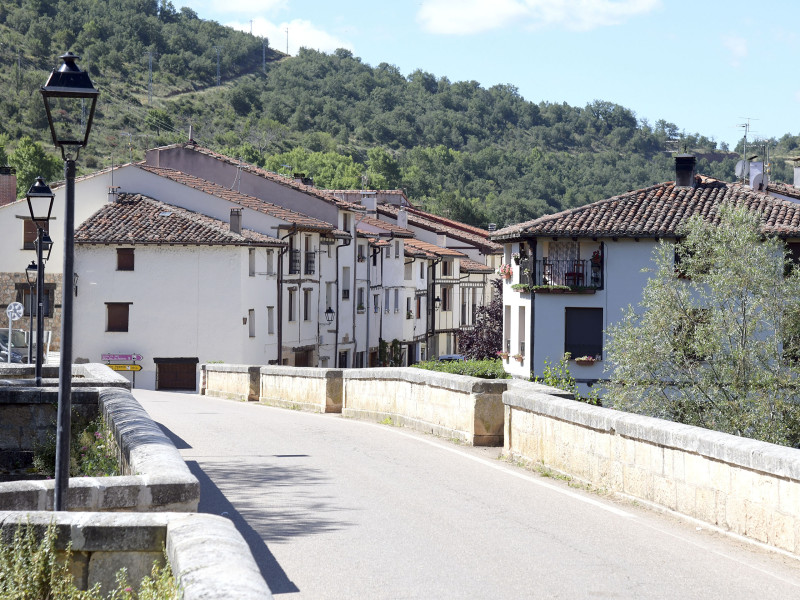 ¿Deberían cobrar los alcaldes de los pequeños pueblos de España? Burgos abre el violento debate que pondría fin a gobernar “por amor al arte”