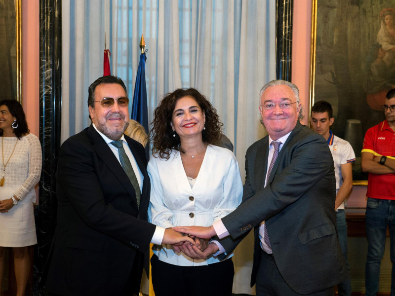 La ministra Montero junto a Huerta Almendro en una foto de 2018