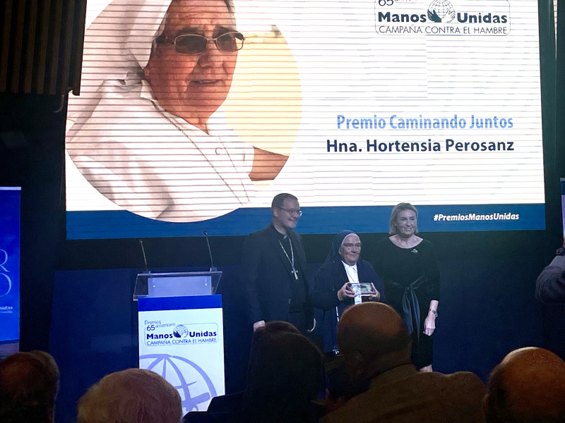 La Hermana Hortensia Perosanz en la entrega de Premios Manos Unidas, acompañada de Cecilia Pilar, presidenta de Manos Unidas; y Jesús Vidal, obispo electo de Segovia