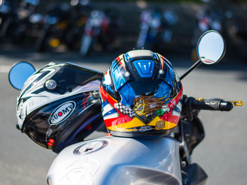 Casco de motociclista en una motocicleta